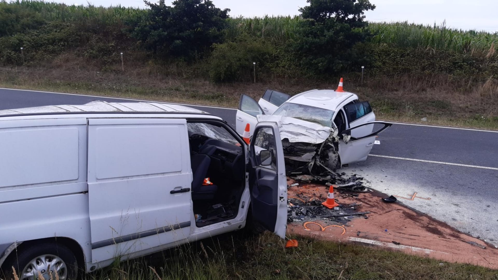 Při nehodě dodávky a osobního auta zemřel na Kutnohorsku člověk.
