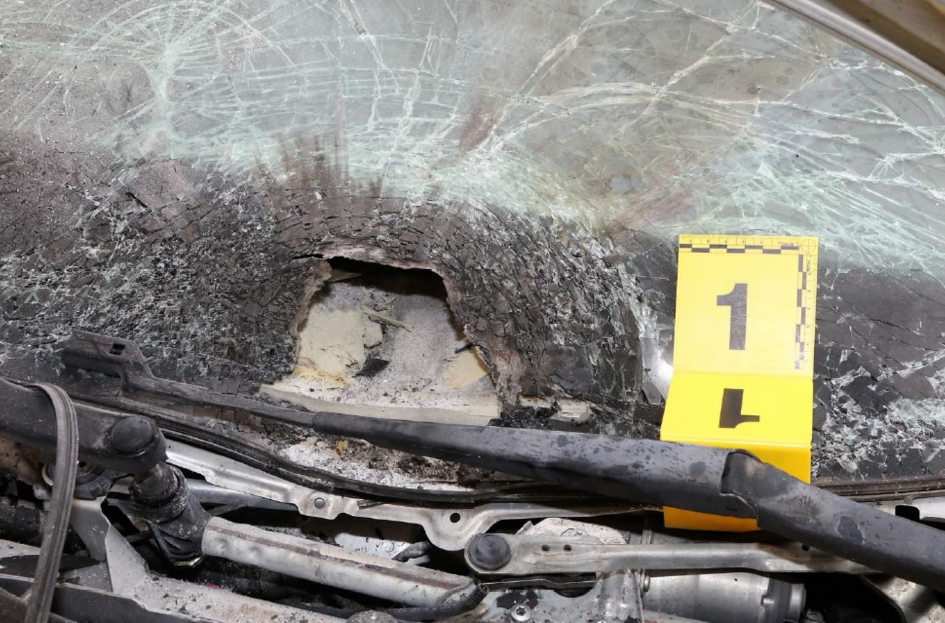 Čtyřicetiletý muž měl ve čtvrtek na parkovišti v Aši odpálit podomácku vyrobenou výbušninu připevněnou na jednom z policejních aut.