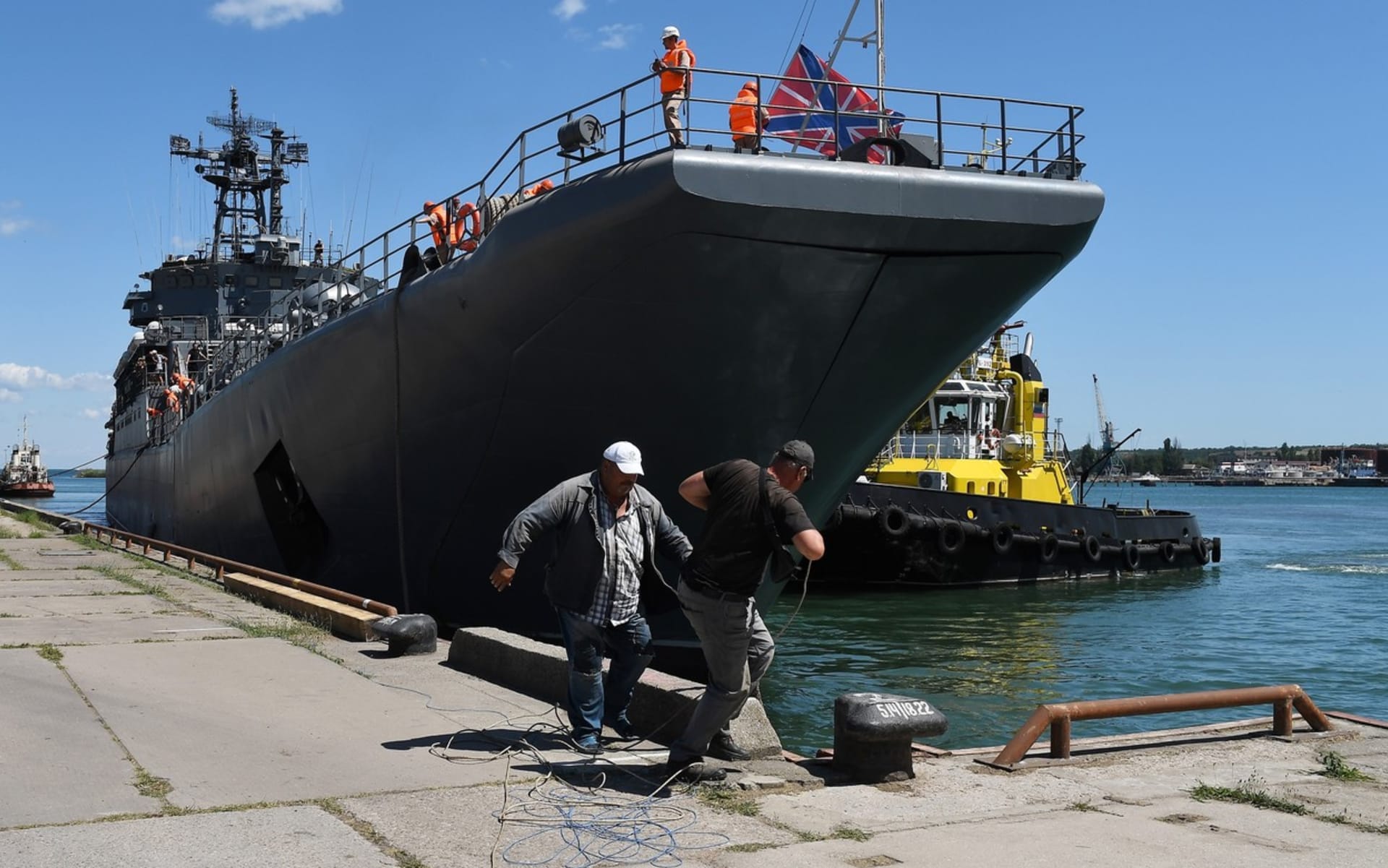 Ruská výsadková loď Kaliningrad  slouží po poškození  Kerčského mostu jako  obří trajekt