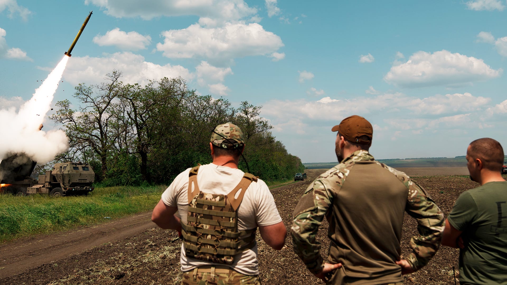 Ukrajinští vojáci a raketa HIMARS