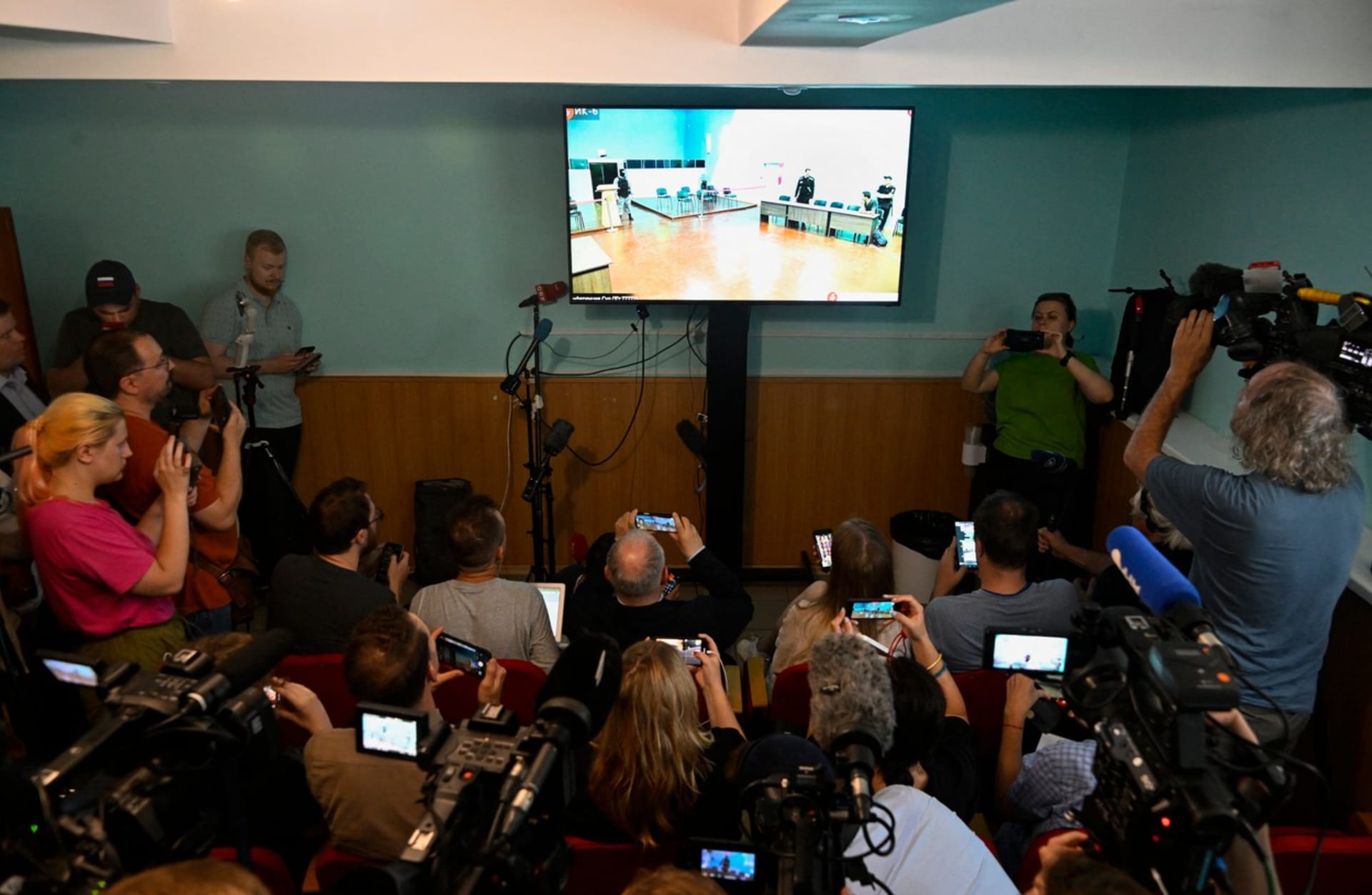 Novináři sledují přenos ze soudního procesu s Navalným (4. 8. 2023).