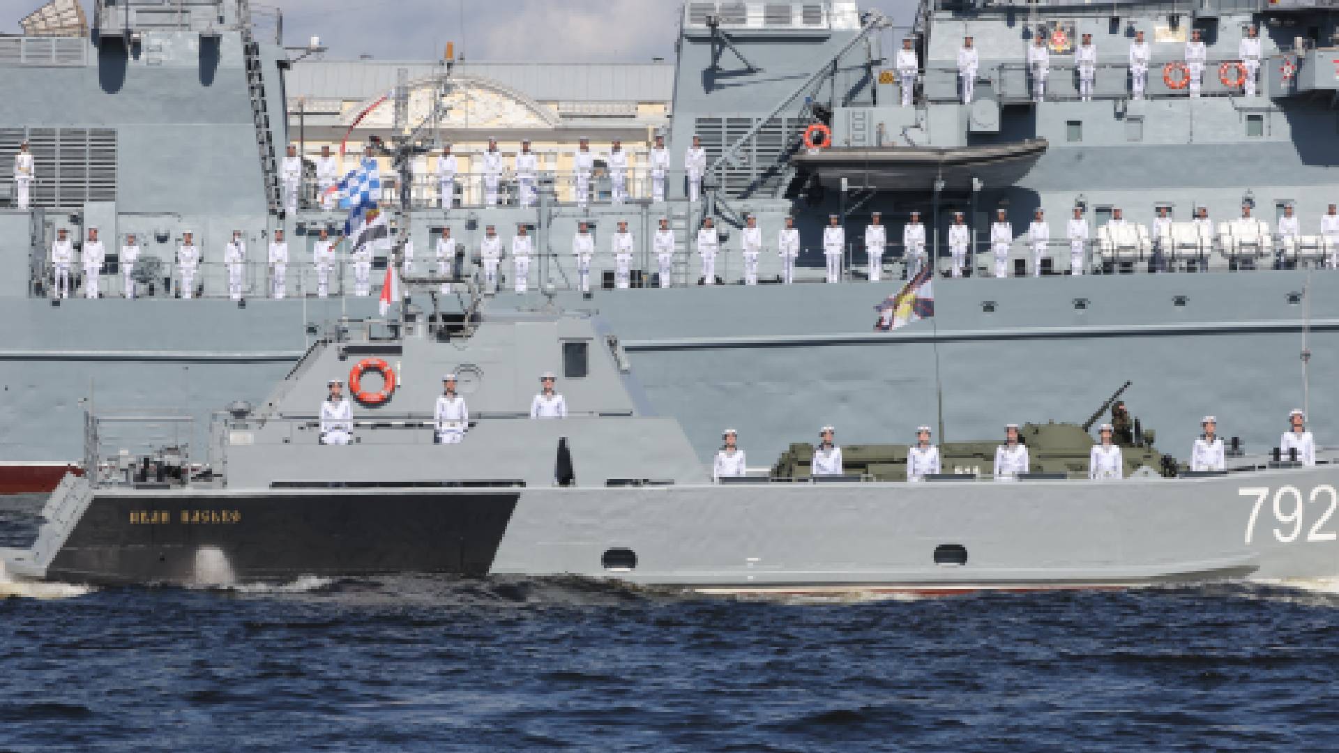 Ruské námořnictvo pořádá přehlídky v přístavech, na moři ho ohrožují ukrajinské drony