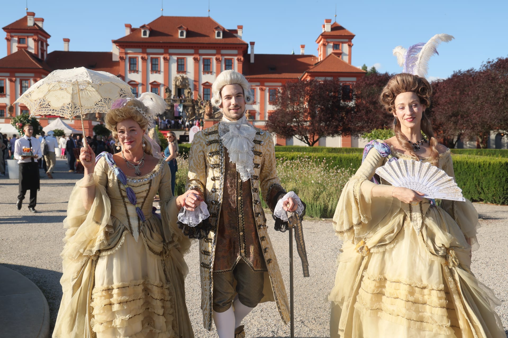 Dress code v barokním stylu využili jen někteří hosté.