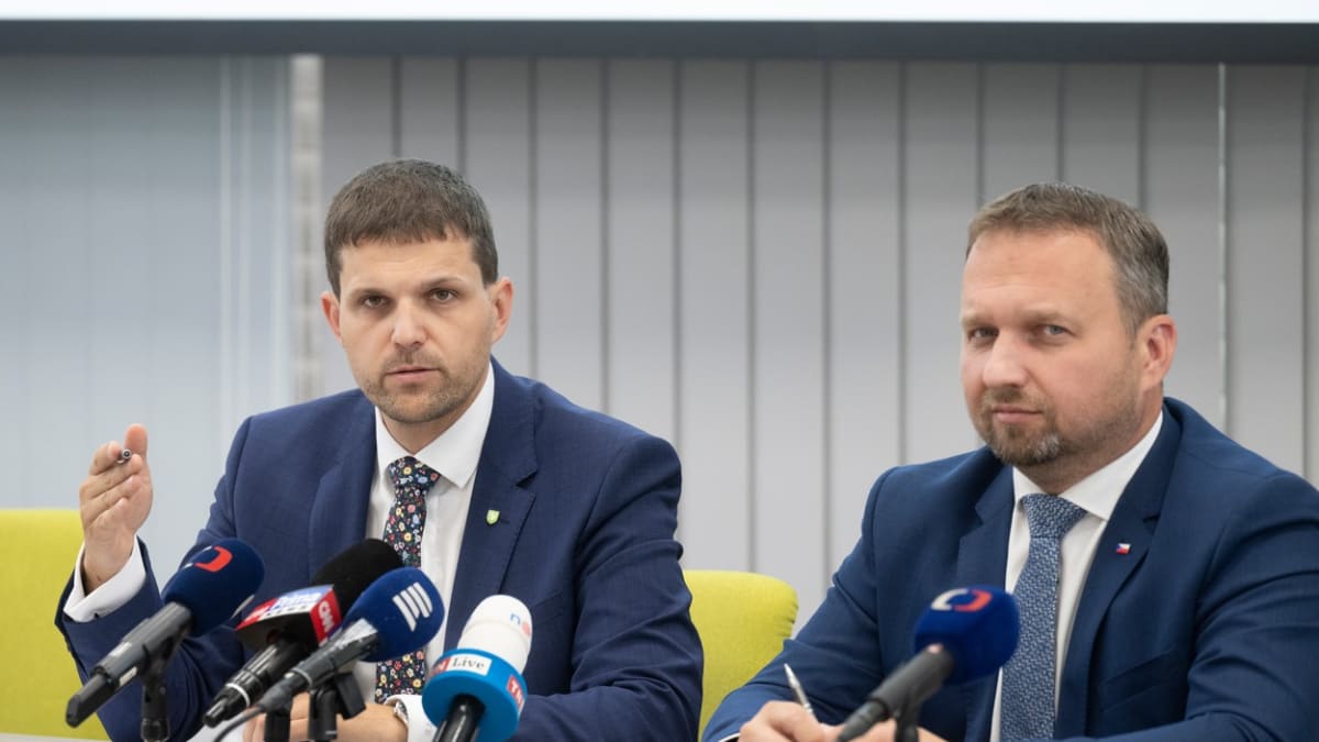 Ministr životního prostředí za lidovce Petr Hladík a ministr práce Marian Jurečka (vpravo)