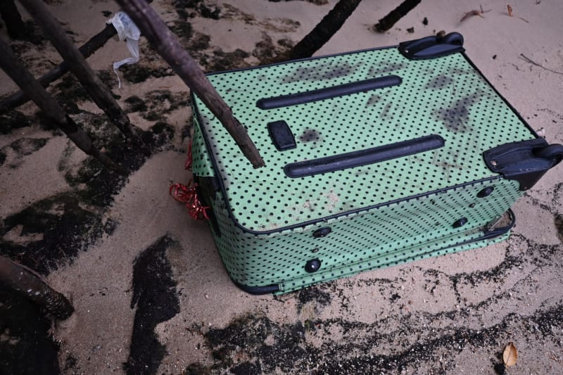 Lidé na Floridě našli v pěti různých zavazadlech pohozených ve vodě části ženského těla.