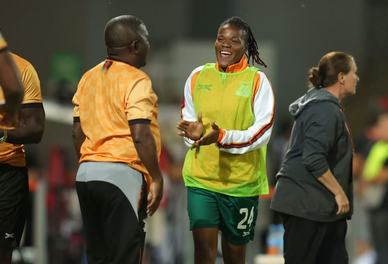 Kouč Bruce Mwape s jednou ze sportovkyň (7. 7. 2023).
