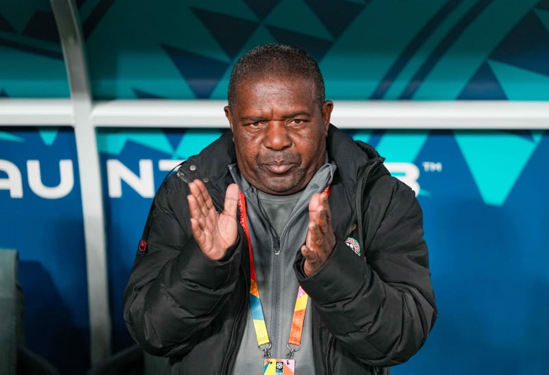Kouč zambijských fotbalistek Bruce Mwape čelí nařčení ze sexuálního obtěžování hráčky.