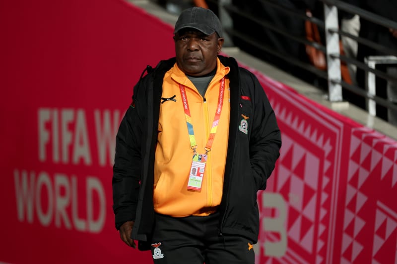 Kouč zambijských fotbalistek Bruce Mwape čelí nařčení ze sexuálního obtěžování hráčky.