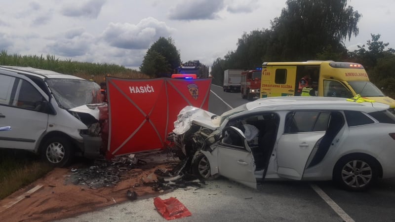 Při nehodě dodávky a osobního auta zemřel na Kutnohorsku jeden člověk.