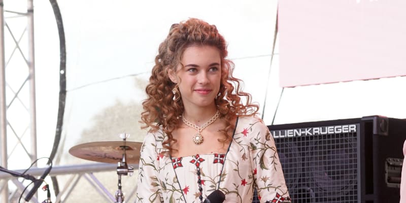 Herečka Anna Dvořáková, dcera herců Jiřího Dvořáka a Barbory Munzarové, se představí v novém seriálu Eliška a Damián.