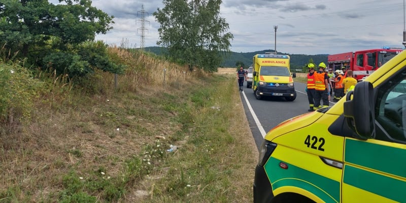 Při nehodě dodávky a osobního auta zemřel na Kutnohorsku člověk.