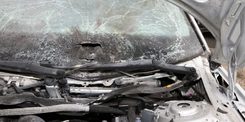 Čtyřicetiletý muž měl ve čtvrtek na parkovišti v Aši odpálit podomácku vyrobenou výbušninu připevněnou na jednom z policejních aut.