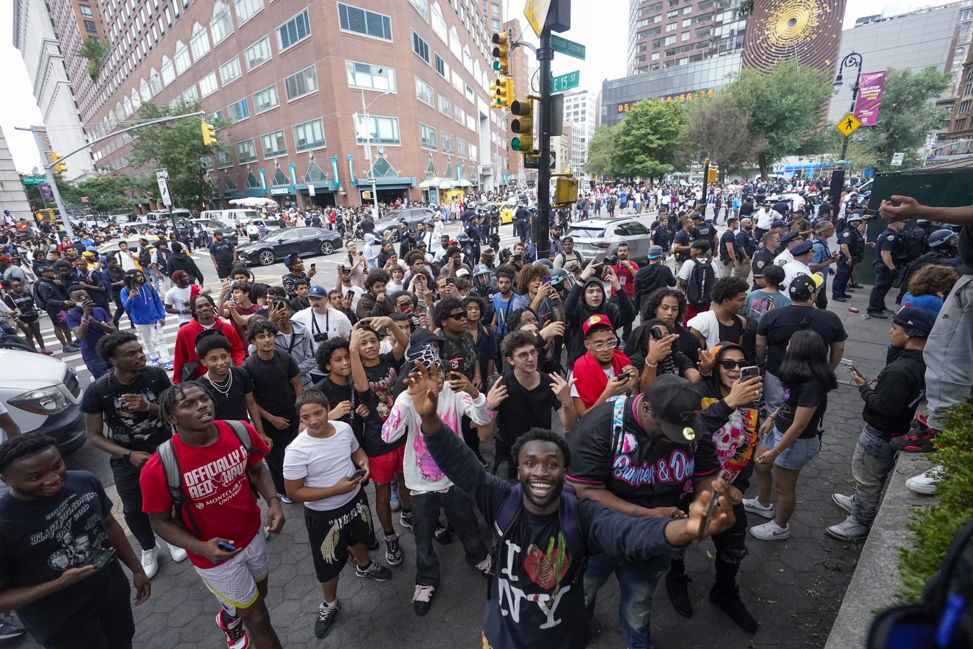 Akce svolená youtuberem Kaiem Cenatem v New Yorku se změnila v chaos. Na náměstí se sešly tisíce lidí kvůli rozdávání herních konzolí, řada z nich začala ničit vozidla, házet věcmi a útočit.