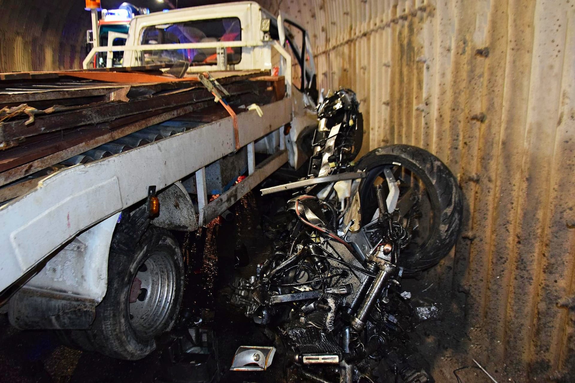 Při fatální srážce motorky s autem v tunelu zemřel 50letý řidič motocyklu z Česka.