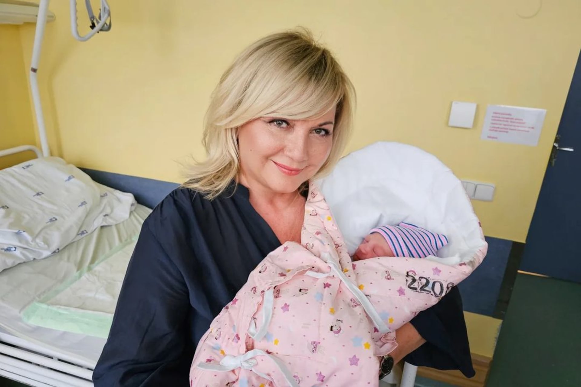 Alena Schillerová (ANO) se s narozením vnučky Laury stala trojnásobnou babičkou (5. 8. 2023).