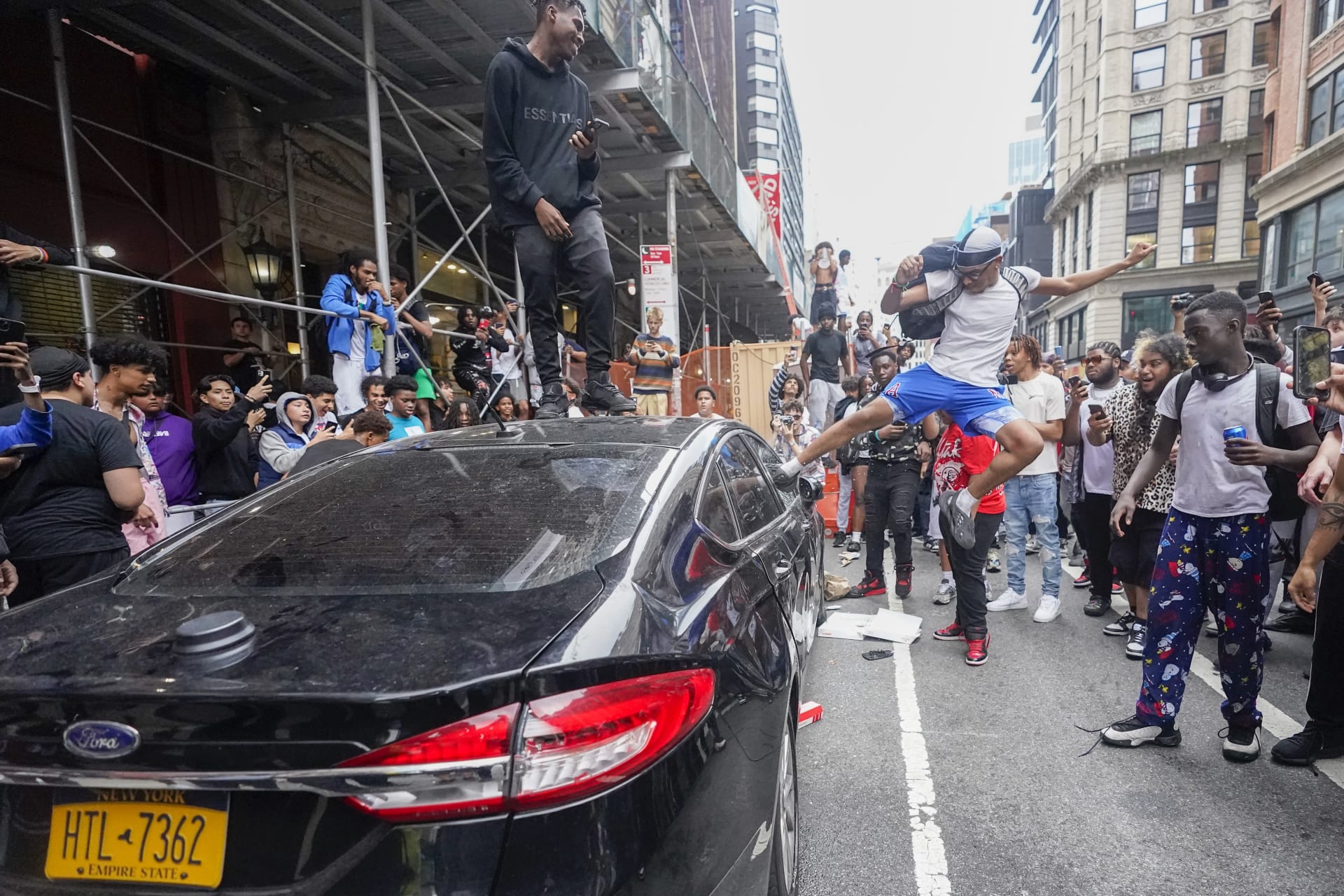 Akce svolená youtuberem Kaiem Cenatem v New Yorku se změnila v chaos. Na náměstí se sešly tisíce lidí kvůli rozdávání herních konzolí, řada z nich začala ničit vozidla, házet věcmi a útočit.