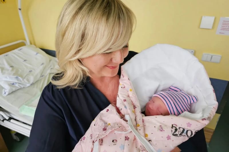 Alena Schillerová (ANO) se s narozením vnučky Laury stala trojnásobnou babičkou (5. 8. 2023).
