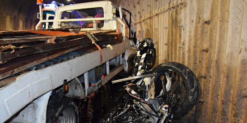 Při fatální srážce motorky s autem v tunelu zemřel 50letý řidič motocyklu z Česka.
