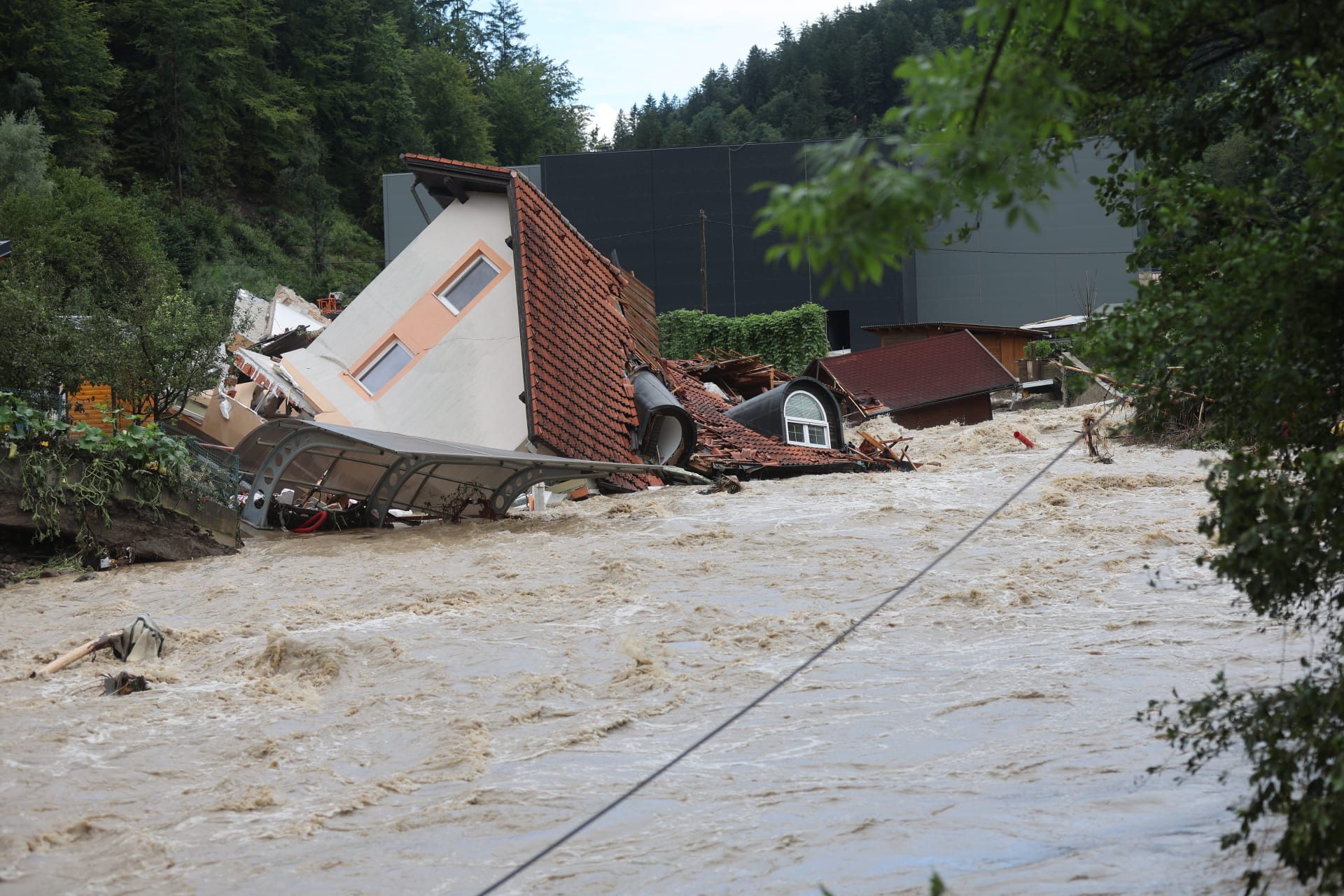 Současné záplavy ve Slovinsku způsobily přívalové deště.