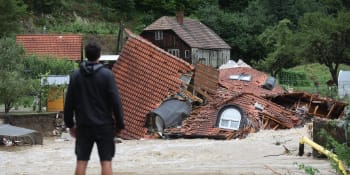 Ničivé záplavy ve Slovinsku uvěznily pět Čechů. Pro některé musely letět vrtulníky