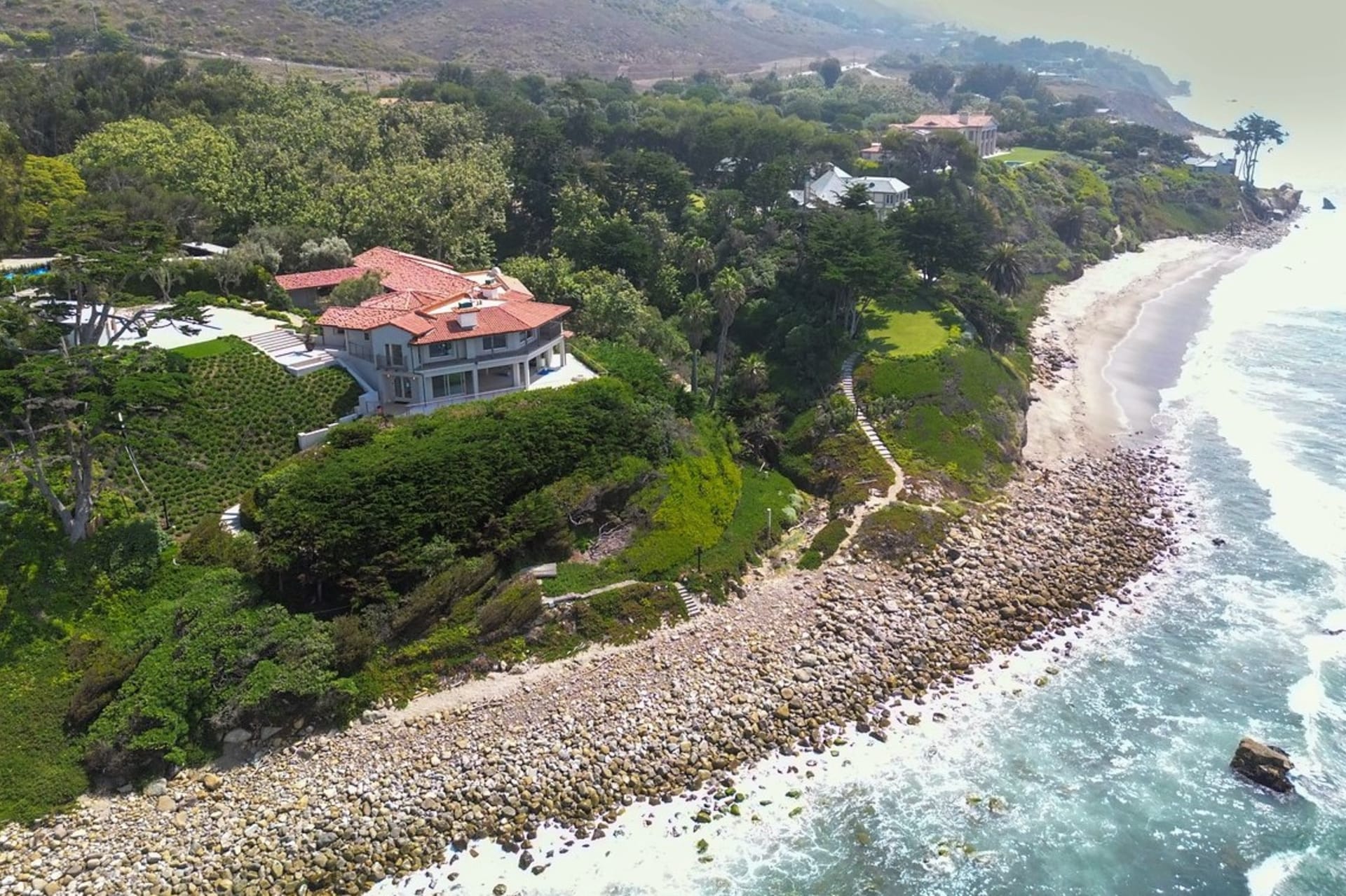 Luxusní sídlo Kim Kardashian v Malibu nabízí soukromou pláž na břehu Tichého oceánu