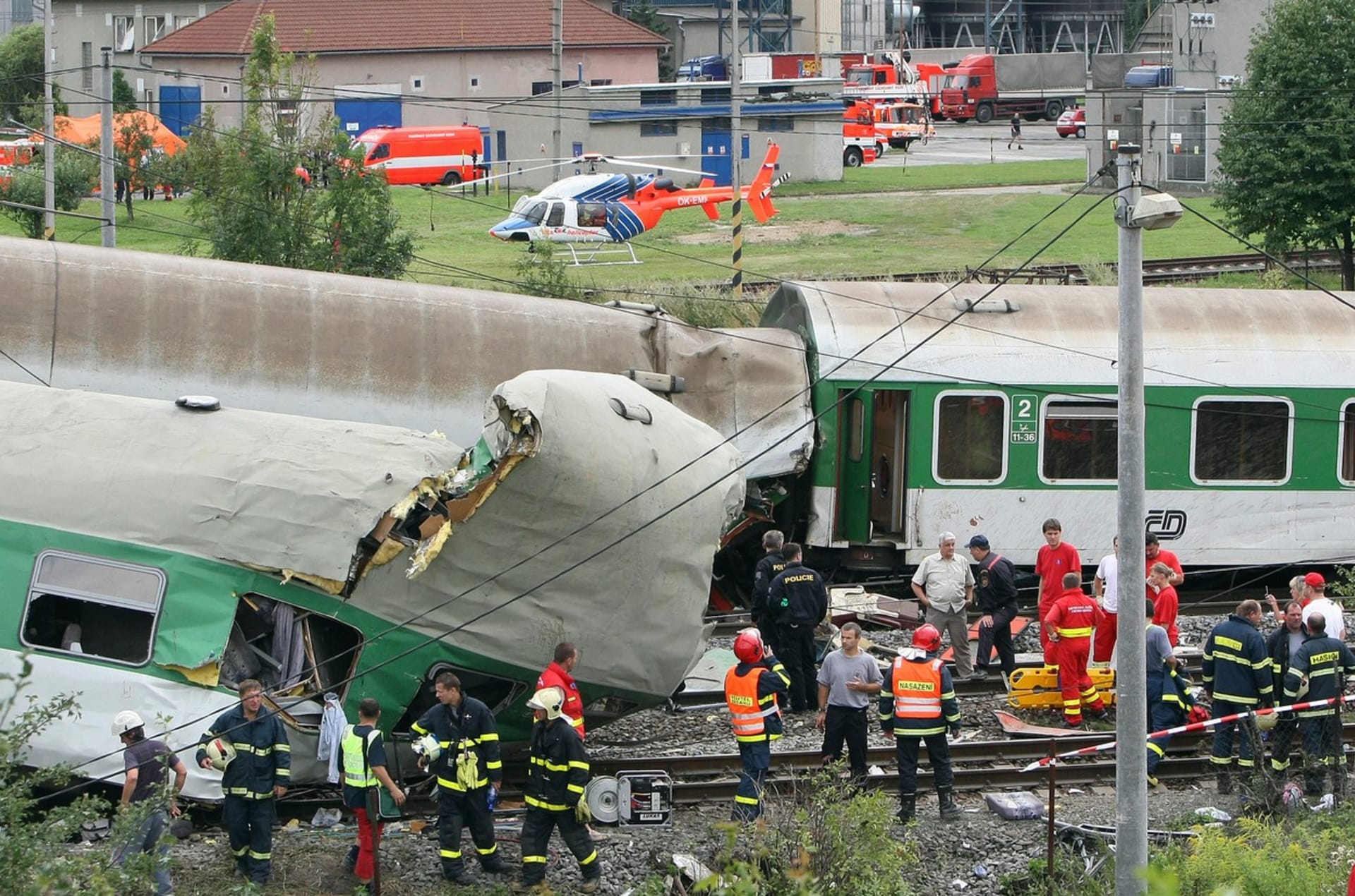 Strašlivé následky nárazu vlaku do mostní konstrukce ve Studénce