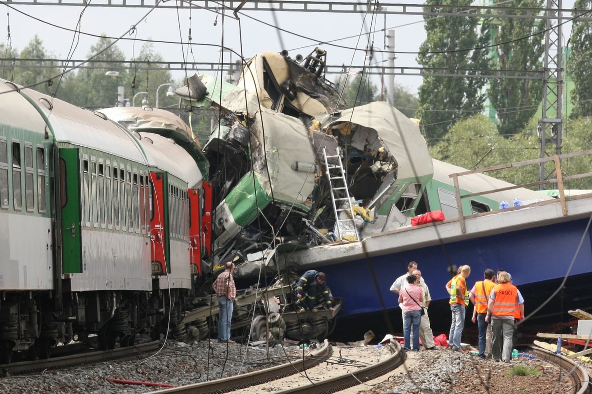 Strašlivé následky nárazu vlaku do mostní konstrukce ve Studénce