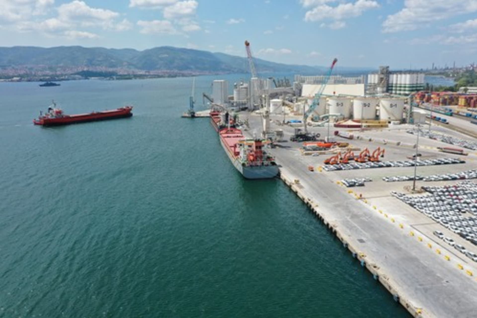 Turecký přístav Derince, kde došlo k masivní explozi