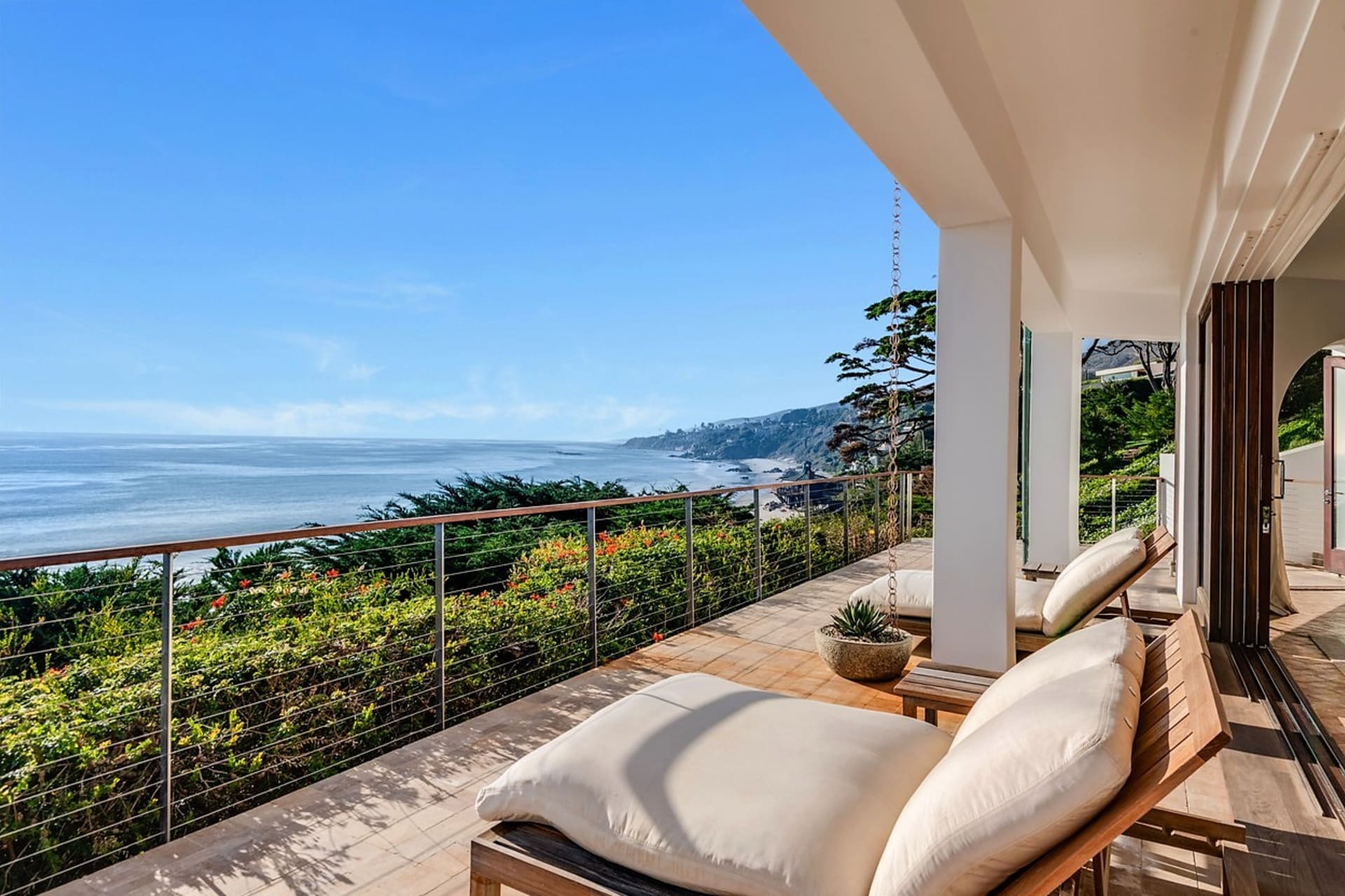 Luxusní sídlo Kim Kardashian v Malibu: Velké apartmá se dvěma samostatnými ložnicemi s vlastním vchodem z vnitřního dvora se nachází v patře. Je odtud nádherný výhled na oceán.