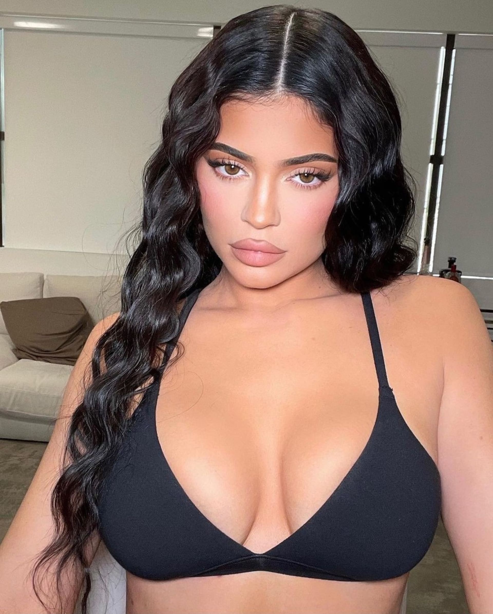 Kylie Jenner si v 19 letech nechala zvětšit prsa a jen půl roku po operaci otěhotněla. Dnes plastiky lituje a doporučuje všem ženám, které ji chtějí, aby počkaly až po dětech.