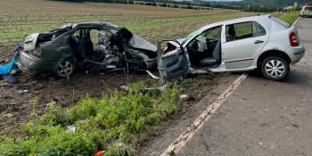 Hororová srážka na Chrudimsku: Jedna řidička nepřežila, druhá je v nemocnici. Z aut zbyl šrot