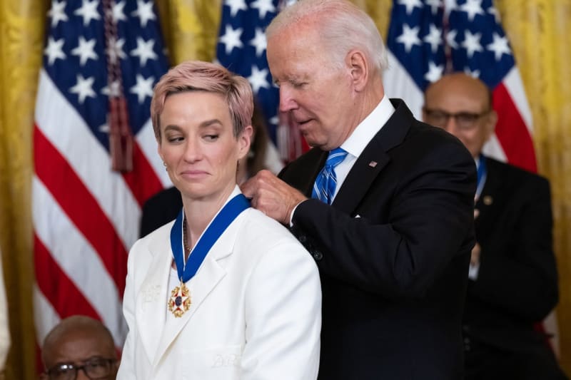 Joe Biden loni Megan udělil Prezidentskou medaili svobody, nejvyšší americké civilní vyznamenání.