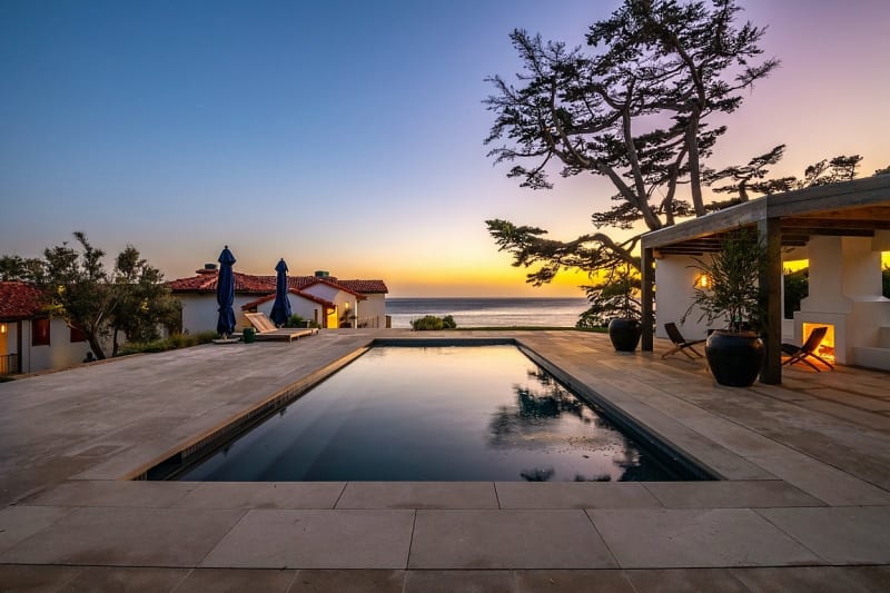 Luxusní sídlo Kim Kardashian v Malibu: Bazén má jednoduché a čisté linie a krb, vedle kterého se zahřeje po večerním plavání. 