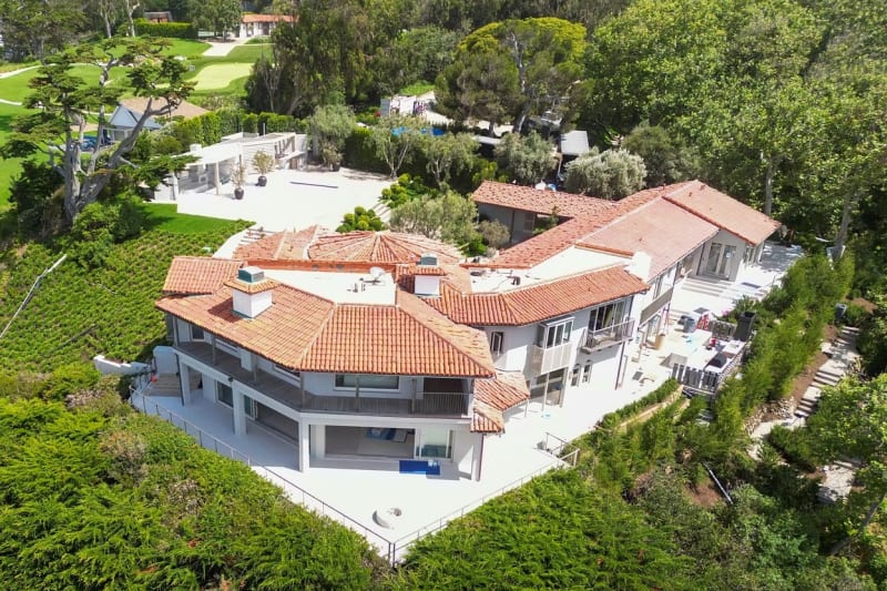 Luxusní sídlo Kim Kardashian v Malibu: Nově zrekonstruovaný patrový dům o rozloze okolo 690 metrů čtverečních stojí na pozemku velkém zhruba 12 tisíc metrů čtverečních se spoustou zeleně a vzrostlými stromy. 