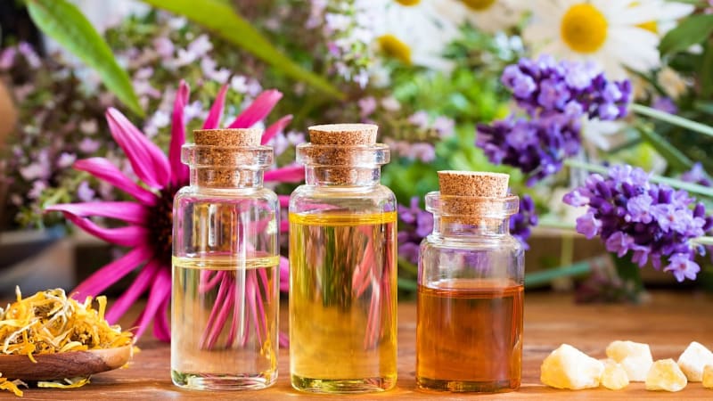 Návod na domácí masážní olej z levandule, růže, šalvěje, heřmánku i dalších bylin