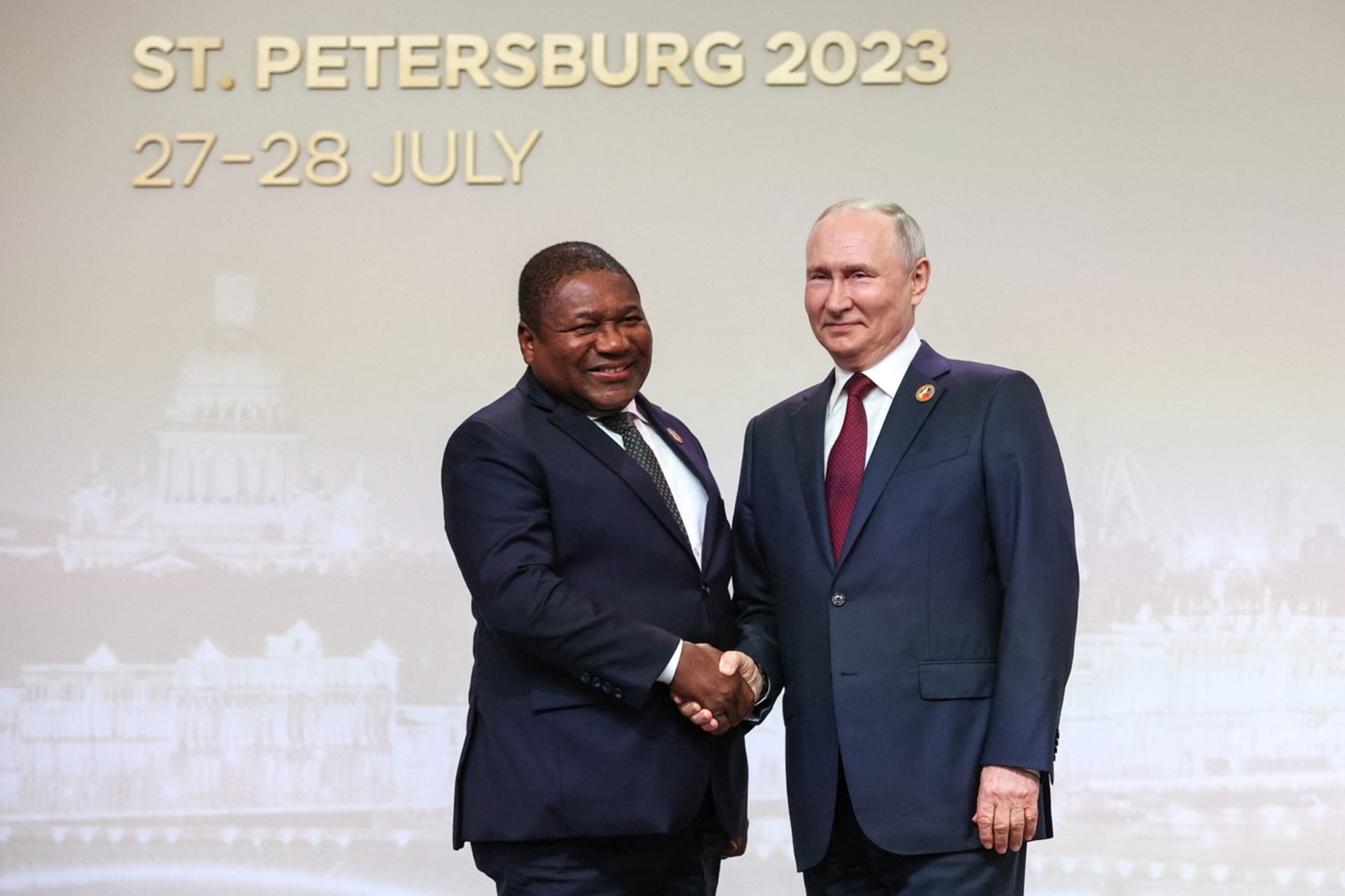 Prezident Mozambiku Filipe Nyusi si v Petrohradu notoval se svým ruským protějškem Vladimirem Putinem.