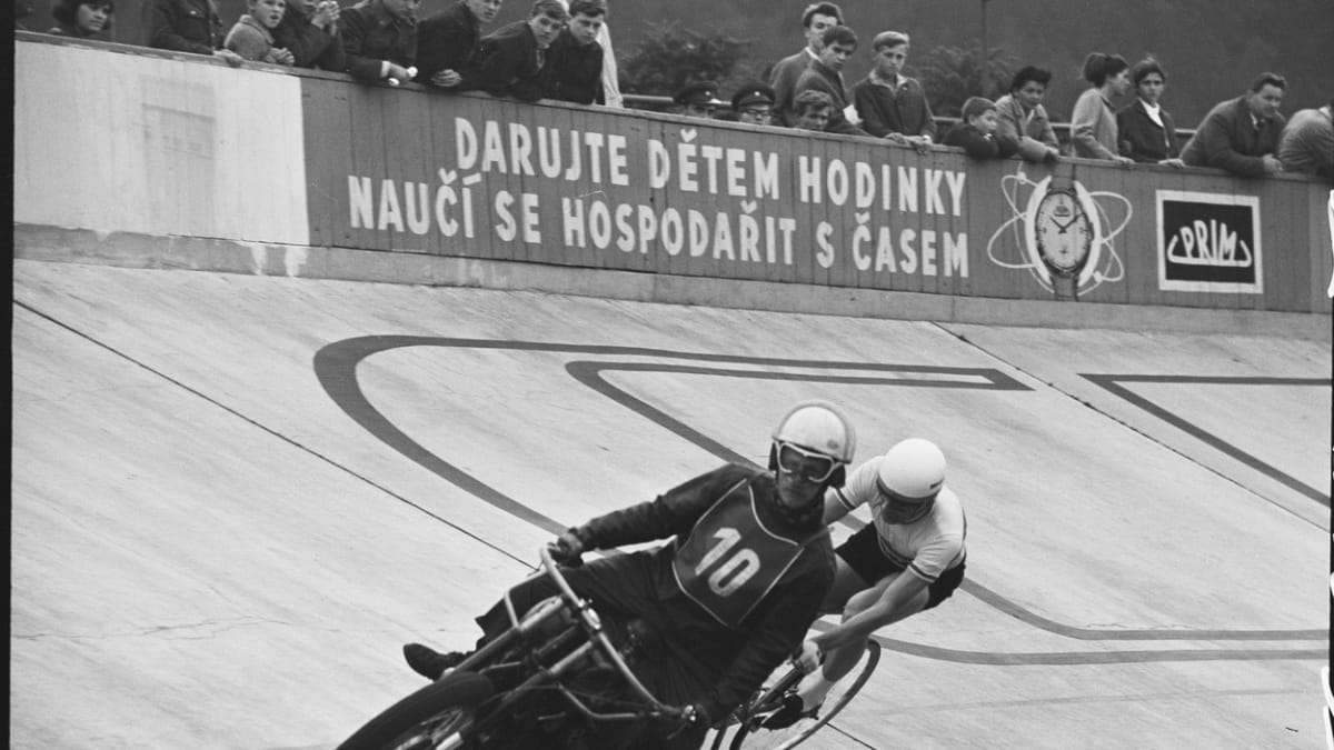 Reklama při cyklistických závodech v roce 1965