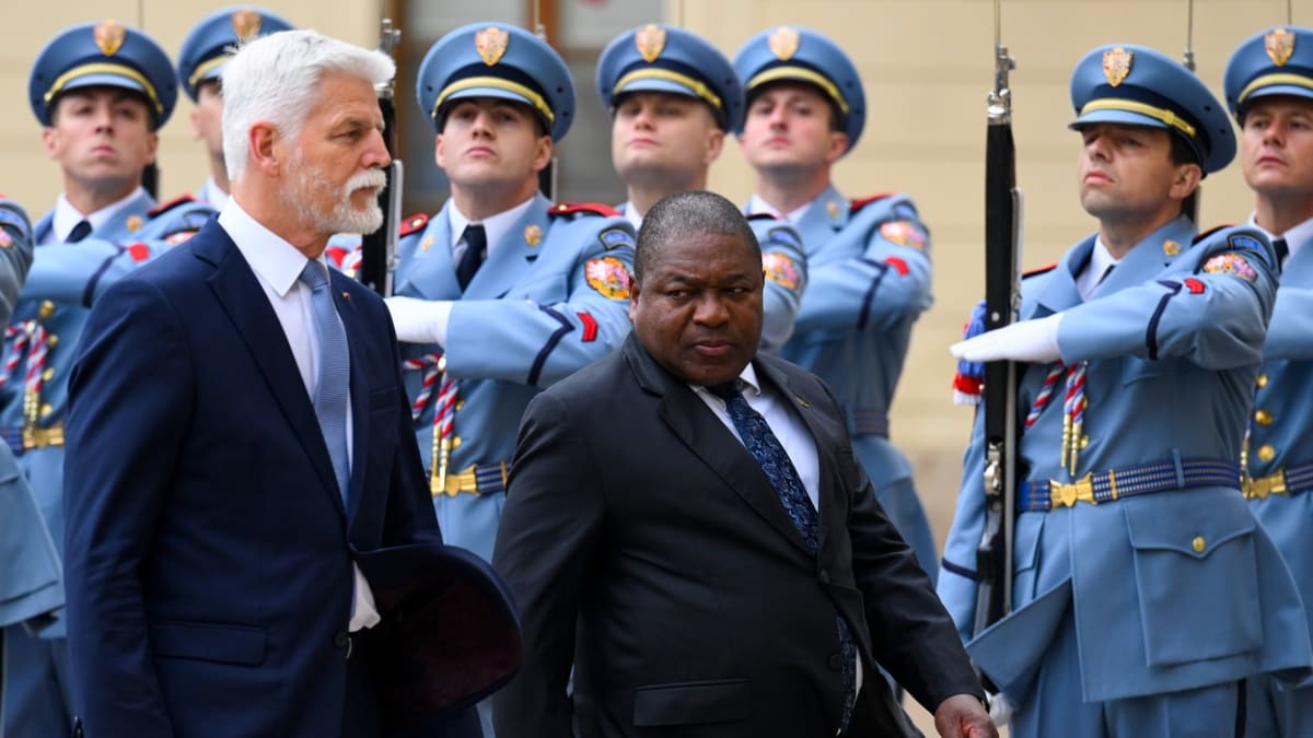 Prezident Mozambiku Filipe Nyusi dorazil na návštěvu Česka, na Pražském hradě jej přijal Petr Pavel.