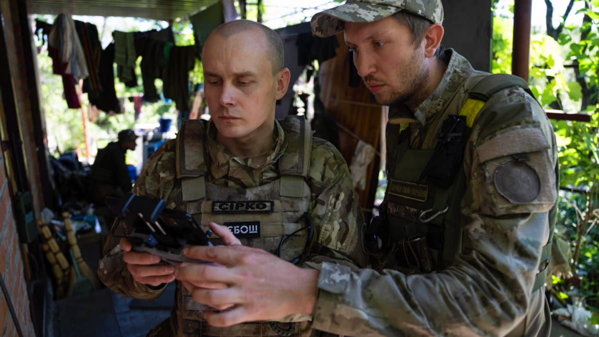 Ukrajinští vojáci u Charkova ovládají bezpilotní letoun. 