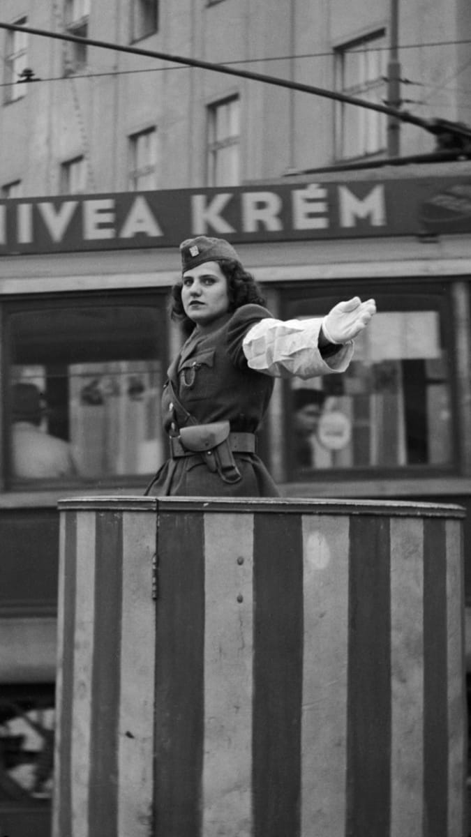 Reklama za policistkou v roce 1949