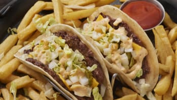 Virální hit z Tik Toku: Recept na Big Mac smash burger tacos krok za krokem 