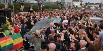 Irsko se loučí se Sinéad O'Connorovou, vyprovodily ji tisíce lidí. Co vzkázal prezident?