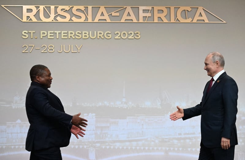 Prezident Mozambiku Filipe Nyusi si v Petrohradu notoval se svým ruským protějškem Vladimirem Putinem.