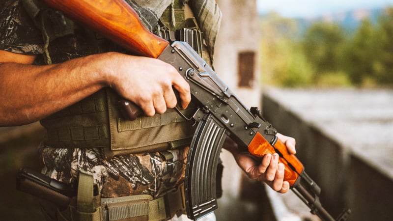 Legendární AK-47 střílí i z bahna. Precizní video ukazuje, v čem je unikátní