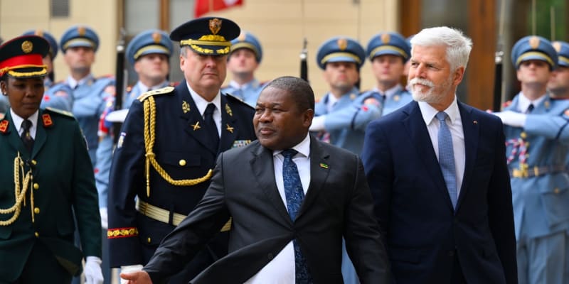 Prezident Mozambiku Filipe Nyusi dorazil na návštěvu Česka, na Pražském hradě jej přijal Petr Pavel.