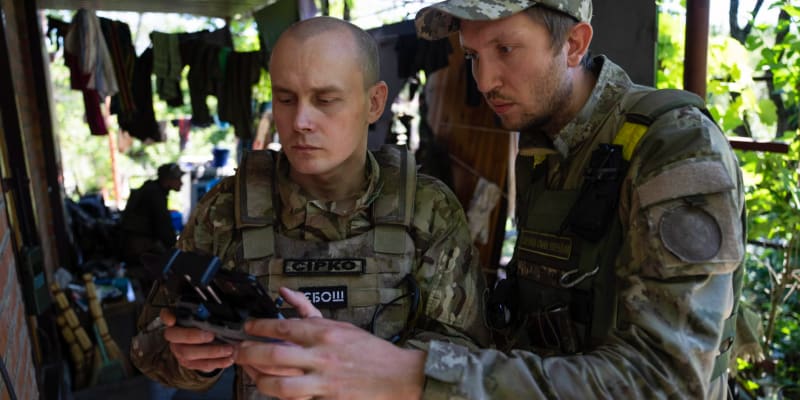 Ukrajinští vojáci u Charkova ovládají bezpilotní letoun.