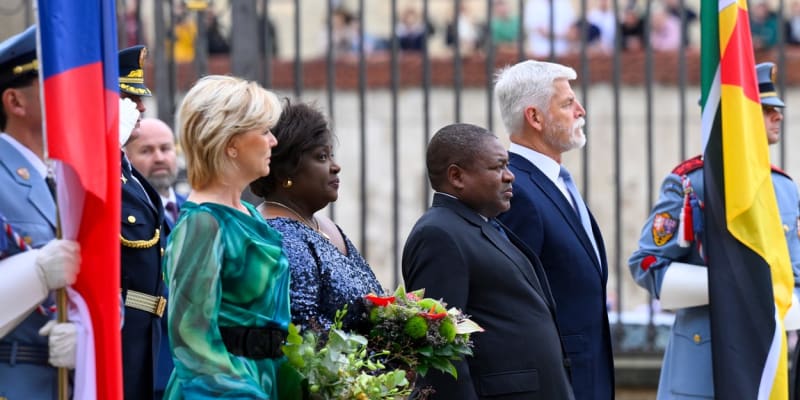 Český prezidentský pár přivítal prezidenta a první dámu z Mozambiku.