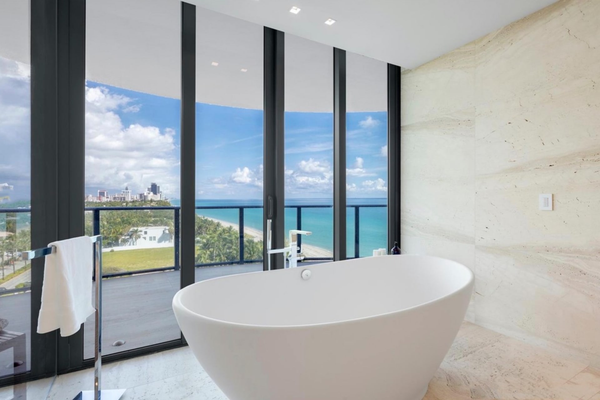 Jak bydlí Lionel Messi v Miami: Koupelně dominuje samostatně stojící vana, z níž se dá, ostatně jako z téměř všech míst v bytě, pozorovat Atlantský oceán a pobřežní dění.