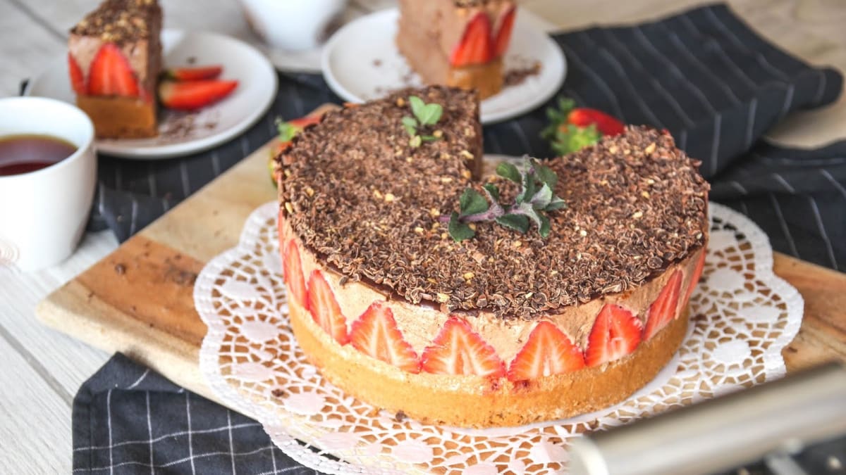 Pařížský dort s čokoládovým krémem a jahodami