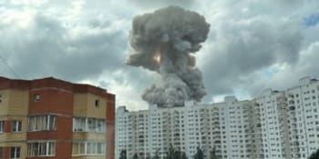 Záběry masivního výbuchu u Moskvy. Vyrazil okna sousedních domů, úřady hlásí zraněné 